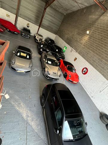 À VENDRE – MANDAT EXCLUSIF – FONDS DE COMMERCE AUTOMOBILE
Cannes La Bocca – Vente de Véhicules d'Occasion

Prix de vente : 76 590 € FAI

(Vente du fonds de commerce uniquement – Murs non inclus)

Mehdi-Emmanuel HENOUS – BSK Immobilier vous propose en exclusivité ce fonds de commerce spécialisé dans la vente de véhicules d'occasion, bénéficiant d'un emplacement stratégique et d'un fort potentiel de développement.

L'activité actuellement exploitée est orientée vers la préparation et la commercialisation de véhicules d'occasion. Une extension vers des activités complémentaires telles que la mécanique automobile, les deux-roues, le nautisme ou d'autres activités liées à la mobilité pourra être étudiée, sous réserve de l'accord préalable du bailleur.

Un local rare sur le secteur

Le bien développe environ 480 m² et dispose de prestations particulièrement adaptées aux professionnels de l'automobile :

Large accès permettant une circulation aisée des véhicules.
Hauteur sous plafond exceptionnelle de 7 mètres à l'entrée et jusqu'à 8 mètres au point le plus haut, offrant de nombreuses possibilités d'aménagement et de stockage.
Grande surface d'exploitation idéale pour l'exposition, la préparation ou le stockage de véhicules.
Mezzanine existante avec espace d'accueil aménagé comprenant salle d'attente, bar et espace réception.
Deux bureaux indépendants.
Sanitaires avec douche.
Espaces de stationnement disponibles sur le site.
Conditions locatives
Bail commercial en cours.
Loyer annuel : 55 200 € HT HC.
Bailleur ouvert à l'étude de projets compatibles avec le site.
Les atouts

✔ Local de grand volume
✔ Activité immédiatement exploitable
✔ Potentiel de diversification
✔ Espace d'accueil valorisant pour la clientèle
✔ Accès véhicules facilité
✔ Mandat exclusif

Possibilité d'étudier également la reprise de la société exploitante selon le projet du repreneur.

Pour toute information complémentaire ou organiser une visite :