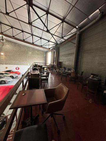 À VENDRE – MANDAT EXCLUSIF – FONDS DE COMMERCE AUTOMOBILE
Cannes La Bocca – Vente de Véhicules d'Occasion

Prix de vente : 76 590 € FAI

(Vente du fonds de commerce uniquement – Murs non inclus)

Mehdi-Emmanuel HENOUS – BSK Immobilier vous propose en exclusivité ce fonds de commerce spécialisé dans la vente de véhicules d'occasion, bénéficiant d'un emplacement stratégique et d'un fort potentiel de développement.

L'activité actuellement exploitée est orientée vers la préparation et la commercialisation de véhicules d'occasion. Une extension vers des activités complémentaires telles que la mécanique automobile, les deux-roues, le nautisme ou d'autres activités liées à la mobilité pourra être étudiée, sous réserve de l'accord préalable du bailleur.

Un local rare sur le secteur

Le bien développe environ 480 m² et dispose de prestations particulièrement adaptées aux professionnels de l'automobile :

Large accès permettant une circulation aisée des véhicules.
Hauteur sous plafond exceptionnelle de 7 mètres à l'entrée et jusqu'à 8 mètres au point le plus haut, offrant de nombreuses possibilités d'aménagement et de stockage.
Grande surface d'exploitation idéale pour l'exposition, la préparation ou le stockage de véhicules.
Mezzanine existante avec espace d'accueil aménagé comprenant salle d'attente, bar et espace réception.
Deux bureaux indépendants.
Sanitaires avec douche.
Espaces de stationnement disponibles sur le site.
Conditions locatives
Bail commercial en cours.
Loyer annuel : 55 200 € HT HC.
Bailleur ouvert à l'étude de projets compatibles avec le site.
Les atouts

✔ Local de grand volume
✔ Activité immédiatement exploitable
✔ Potentiel de diversification
✔ Espace d'accueil valorisant pour la clientèle
✔ Accès véhicules facilité
✔ Mandat exclusif

Possibilité d'étudier également la reprise de la société exploitante selon le projet du repreneur.

Pour toute information complémentaire ou organiser une visite :