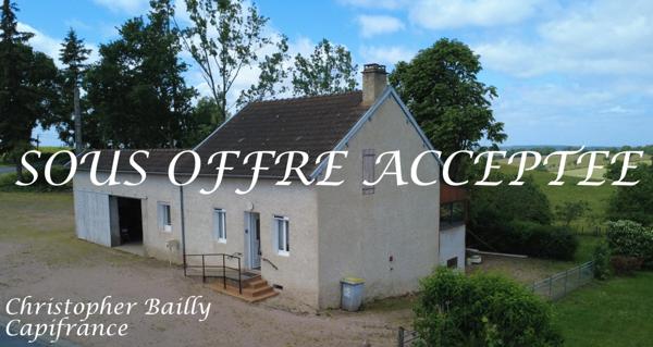 Maison en bon état général avec dépendances sur un terrain de 2200 m², proche des commerces.