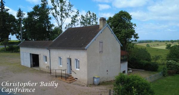 Maison en bon état général avec dépendances sur un terrain de 2200 m², proche des commerces.