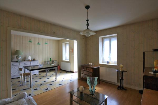 Maison en bon état général avec dépendances sur un terrain de 2200 m², proche des commerces.