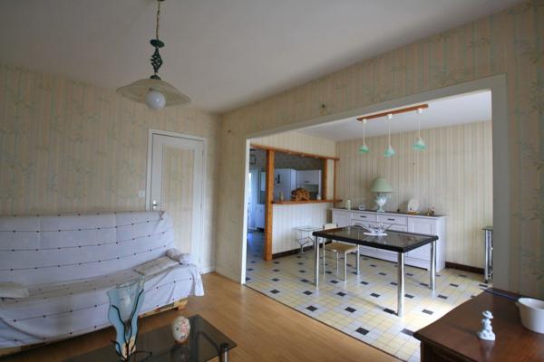 Maison en bon état général avec dépendances sur un terrain de 2200 m², proche des commerces.