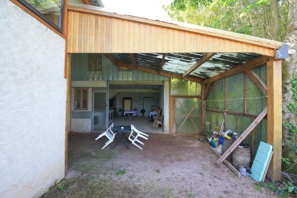 Maison en bon état général avec dépendances sur un terrain de 2200 m², proche des commerces.
