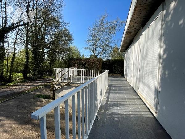 Jolie maison située au 14, rue de Merrey, avec jardin et trois places de garage.