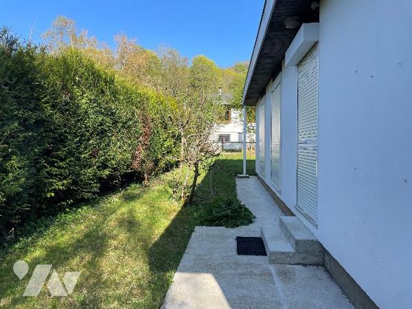 Jolie maison située au 14, rue de Merrey, avec jardin et trois places de garage.