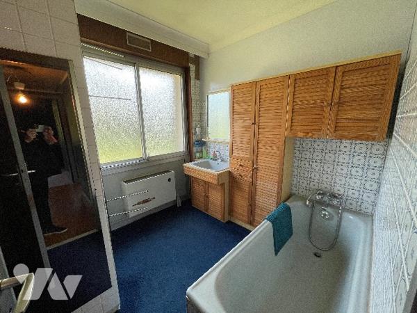 Jolie maison située au 14, rue de Merrey, avec jardin et trois places de garage.