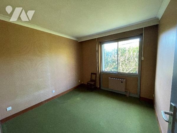 Jolie maison située au 14, rue de Merrey, avec jardin et trois places de garage.