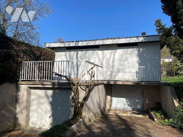 Jolie maison située au 14, rue de Merrey, avec jardin et trois places de garage.