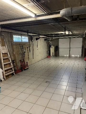 Jolie maison située au 14, rue de Merrey, avec jardin et trois places de garage.