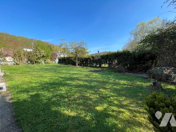Jolie maison située au 14, rue de Merrey, avec jardin et trois places de garage.