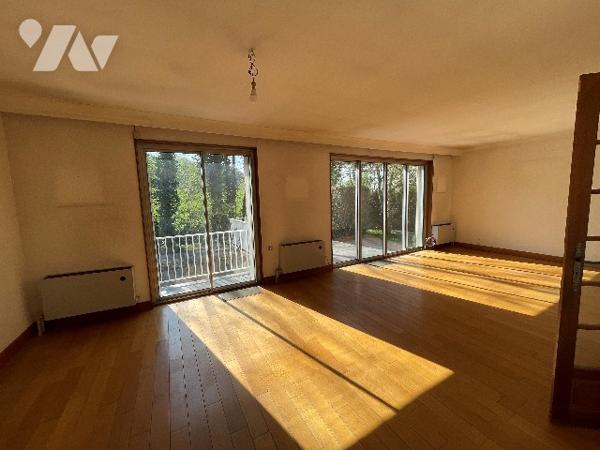 Jolie maison située au 14, rue de Merrey, avec jardin et trois places de garage.