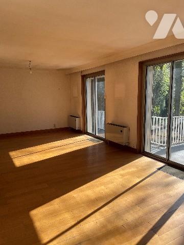 Jolie maison située au 14, rue de Merrey, avec jardin et trois places de garage.