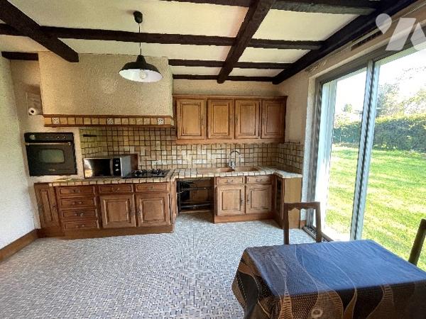 Jolie maison située au 14, rue de Merrey, avec jardin et trois places de garage.