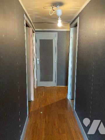 Jolie maison située au 14, rue de Merrey, avec jardin et trois places de garage.