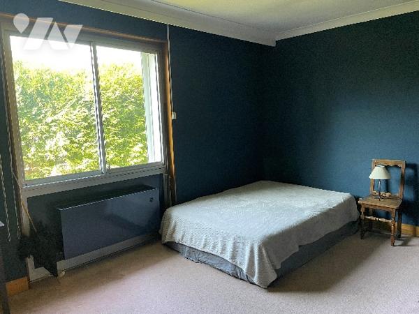 Jolie maison située au 14, rue de Merrey, avec jardin et trois places de garage.