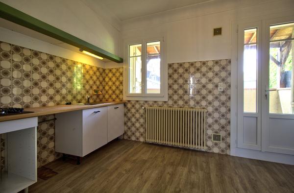 AGEN - Quartier Saint-Hilaire : Maison de ville de 85m² avec 2 chambres, terrasse et garage.