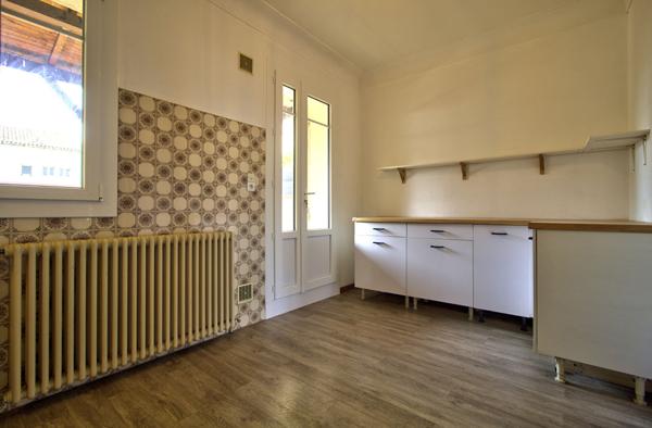 AGEN - Quartier Saint-Hilaire : Maison de ville de 85m² avec 2 chambres, terrasse et garage.