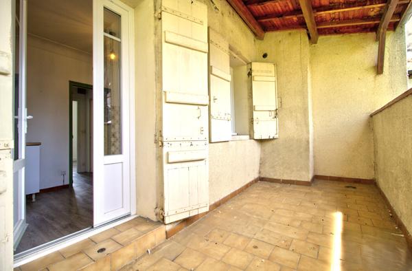 AGEN - Quartier Saint-Hilaire : Maison de ville de 85m² avec 2 chambres, terrasse et garage.