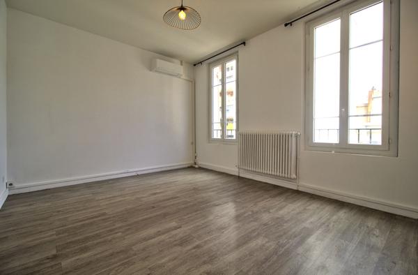 AGEN - Quartier Saint-Hilaire : Maison de ville de 85m² avec 2 chambres, terrasse et garage.