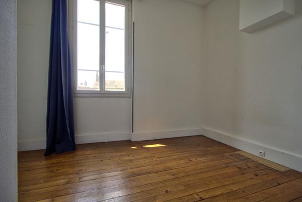 AGEN - Quartier Saint-Hilaire : Maison de ville de 85m² avec 2 chambres, terrasse et garage.