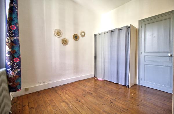 AGEN - Quartier Saint-Hilaire : Maison de ville de 85m² avec 2 chambres, terrasse et garage.