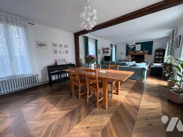 Jolie maison en centre ville, proche du château d'EU comprenant au rez-de-chaussée : une entrée...