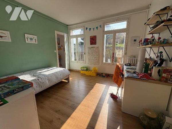 Jolie maison en centre ville, proche du château d'EU comprenant au rez-de-chaussée : une entrée...