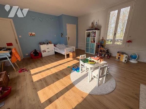 Jolie maison en centre ville, proche du château d'EU comprenant au rez-de-chaussée : une entrée...