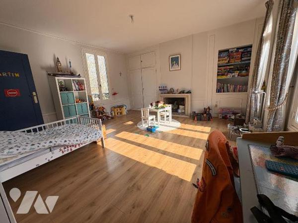 Jolie maison en centre ville, proche du château d'EU comprenant au rez-de-chaussée : une entrée...