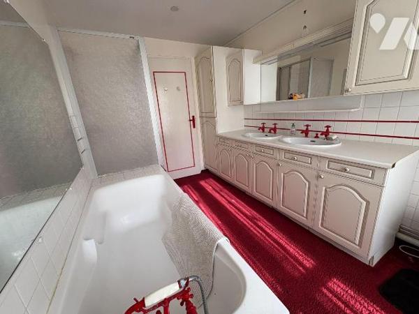 Jolie maison en centre ville, proche du château d'EU comprenant au rez-de-chaussée : une entrée...