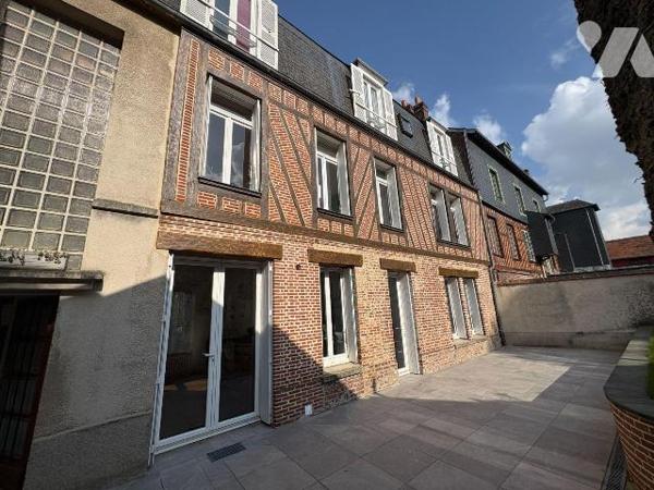 Jolie maison en centre ville, proche du château d'EU comprenant au rez-de-chaussée : une entrée...