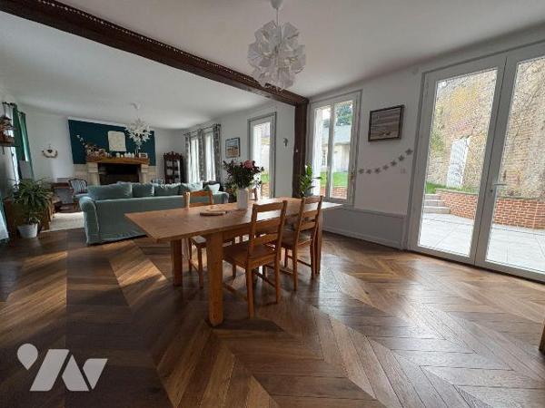 Jolie maison en centre ville, proche du château d'EU comprenant au rez-de-chaussée : une entrée...