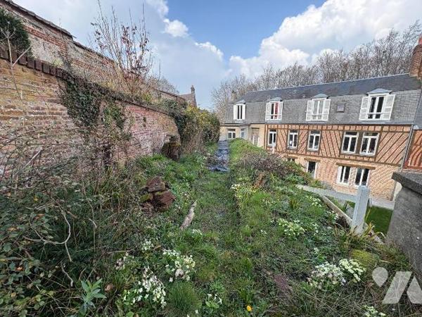 Jolie maison en centre ville, proche du château d'EU comprenant au rez-de-chaussée : une entrée...