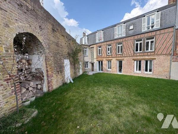 Jolie maison en centre ville, proche du château d'EU comprenant au rez-de-chaussée : une entrée...