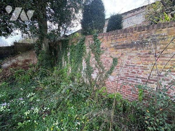 Jolie maison en centre ville, proche du château d'EU comprenant au rez-de-chaussée : une entrée...