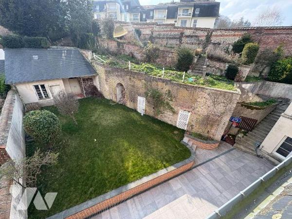 Jolie maison en centre ville, proche du château d'EU comprenant au rez-de-chaussée : une entrée...