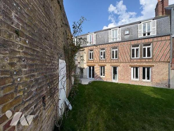 Jolie maison en centre ville, proche du château d'EU comprenant au rez-de-chaussée : une entrée...