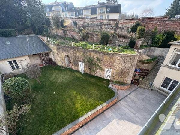 Jolie maison en centre ville, proche du château d'EU comprenant au rez-de-chaussée : une entrée...