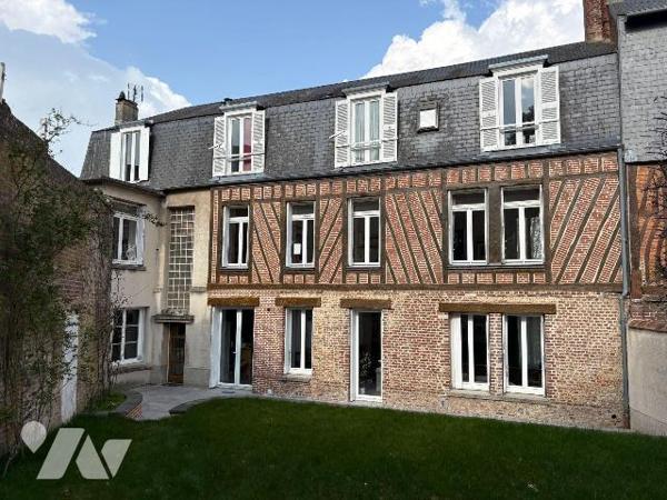 Jolie maison en centre ville, proche du château d'EU comprenant au rez-de-chaussée : une entrée...