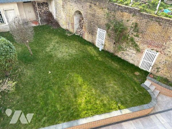 Jolie maison en centre ville, proche du château d'EU comprenant au rez-de-chaussée : une entrée...