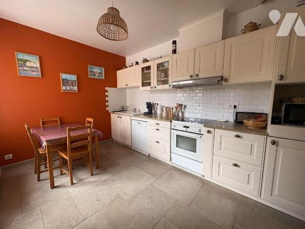 Jolie maison en centre ville, proche du château d'EU comprenant au rez-de-chaussée : une entrée...