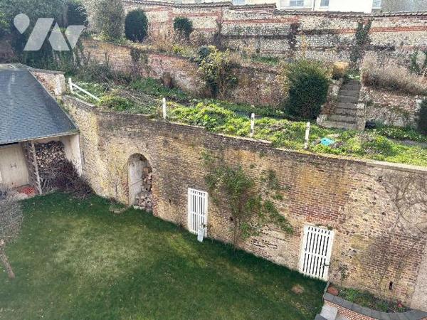 Jolie maison en centre ville, proche du château d'EU comprenant au rez-de-chaussée : une entrée...