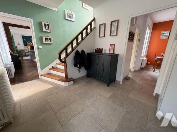 Jolie maison en centre ville, proche du château d'EU comprenant au rez-de-chaussée : une entrée...