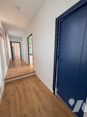 Jolie maison en centre ville, proche du château d'EU comprenant au rez-de-chaussée : une entrée...