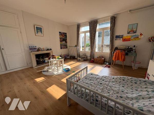 Jolie maison en centre ville, proche du château d'EU comprenant au rez-de-chaussée : une entrée...