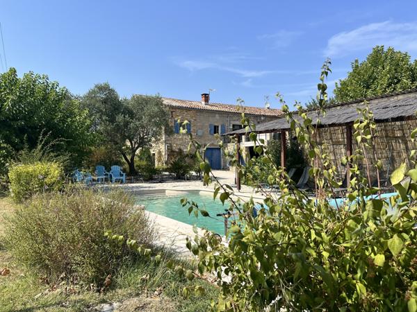 Typique Mas en pierre avec piscine et dépendances