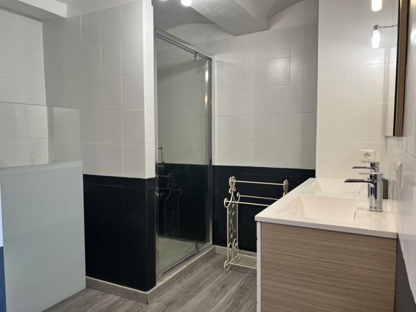 Typique Mas en pierre avec piscine et dépendances