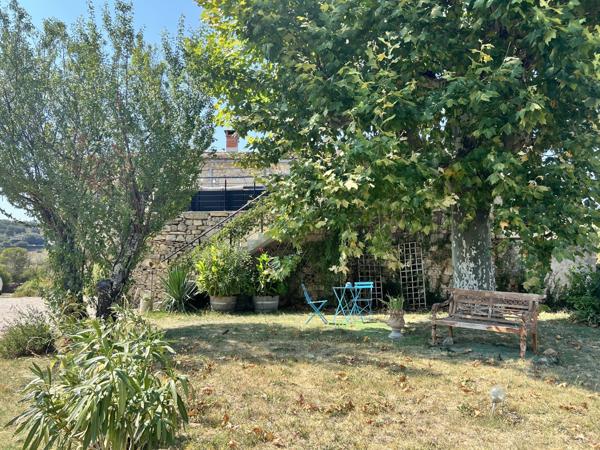 Typique Mas en pierre avec piscine et dépendances