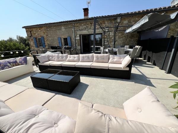 Typique Mas en pierre avec piscine et dépendances