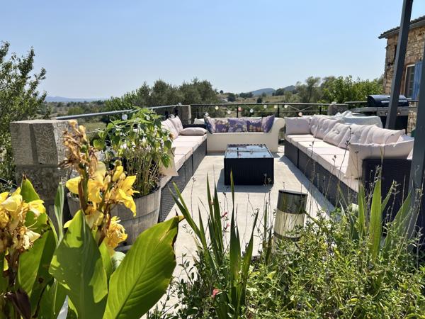 Typique Mas en pierre avec piscine et dépendances